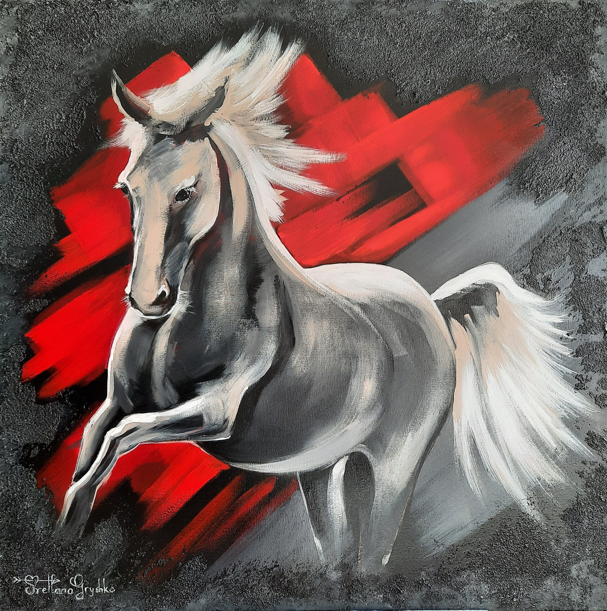 Tableau "Le Cheval rouge" de Svitlana Loguinoff Gryshko représentant un cheval gris au galop devant un fond rouge intense, réalisé à l'acrylique avec matière et sable, symbole de liberté et de puissance.