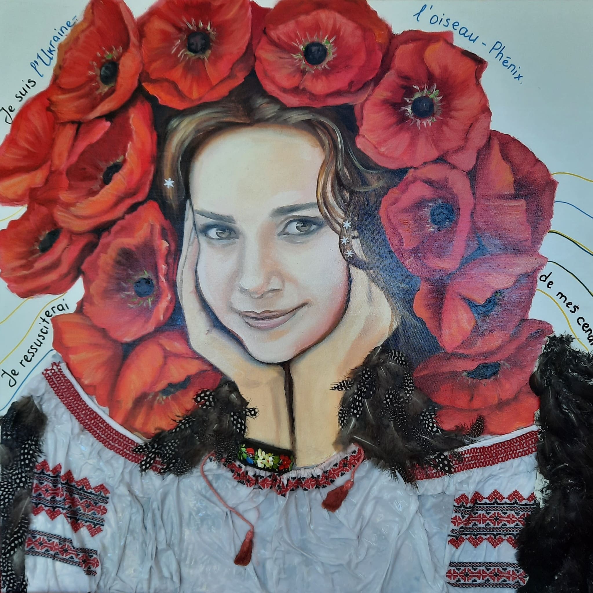 Tableau "Ukraine" de Svitlana Loguinoff Gryshko représentant un portrait féminin en costume traditionnel ukrainien, couronné de coquelicots rouges, enrichi d'éléments textiles et de plumes symbolisant le Phénix et la renaissance.