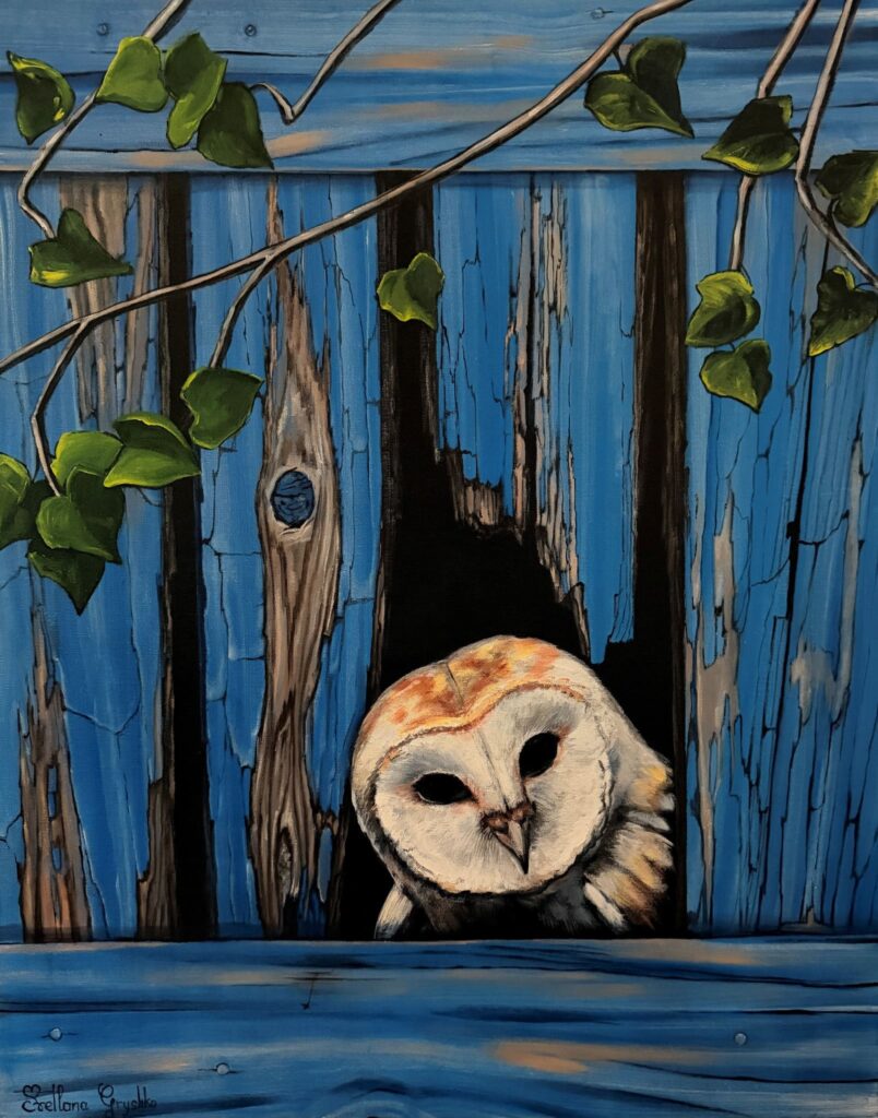 Tableau Coucou, qui est là ? de Svitlana Loguinoff Gryshko représentant une chouette observant à travers une vieille cabane en bois bleu entourée de lierre.