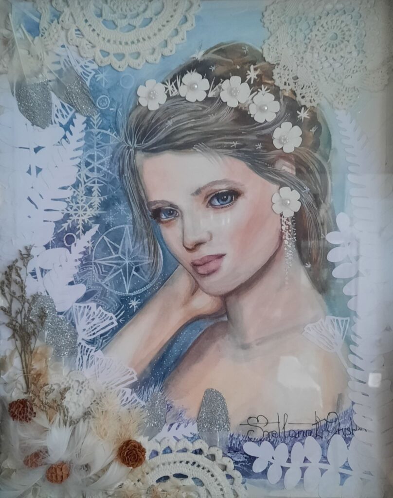Tableau "L'Hiver" de Svitlana Loguinoff Gryshko représentant un portrait féminin inspiré de Mélanie Thierry, enrichi de dentelle, fleurs séchées, plumes, perles et décorations hivernales en relief.