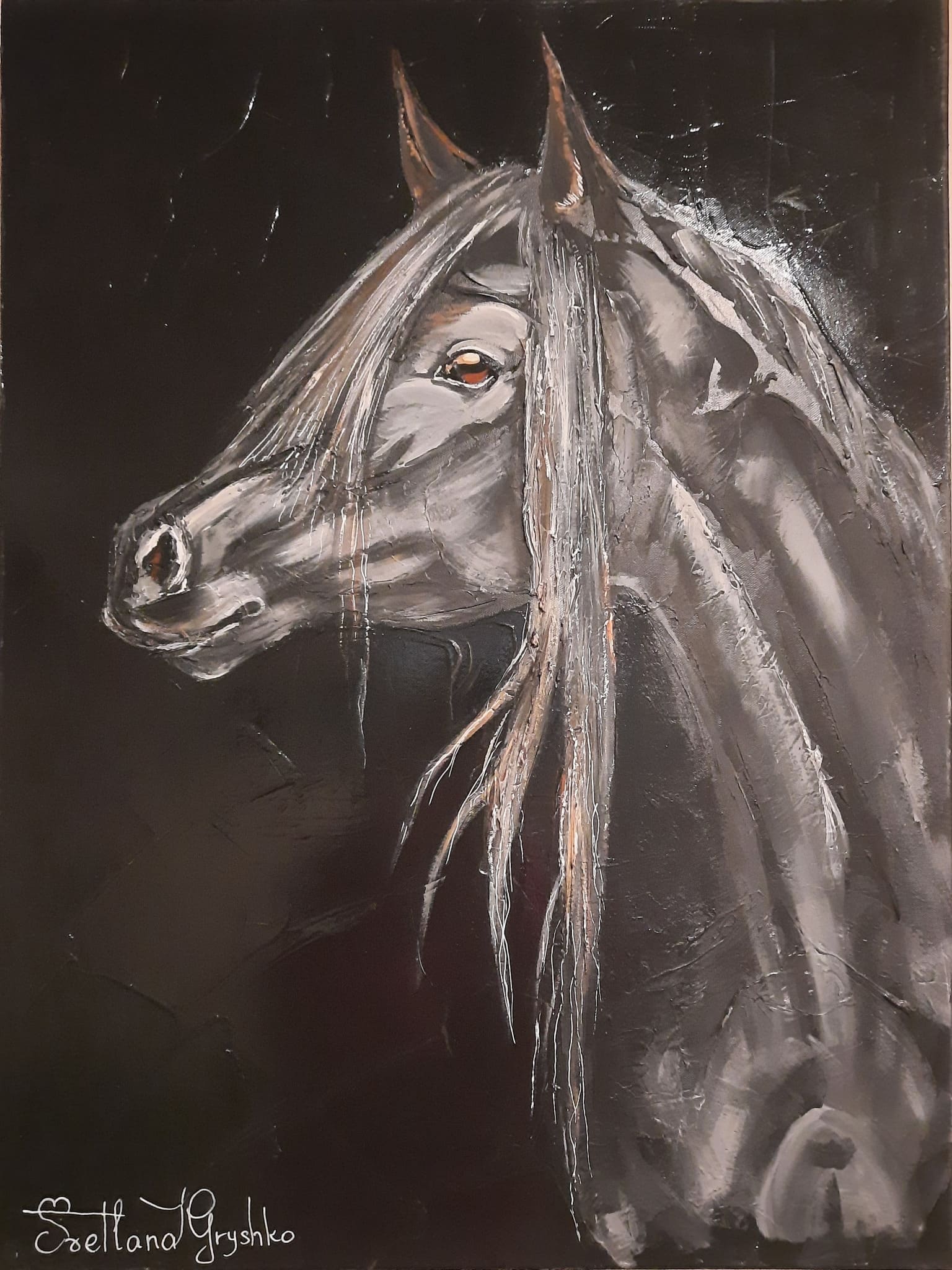 Tableau "La Dignité" de Svitlana Loguinoff Gryshko représentant le portrait d'un cheval gris au regard fier, peint à l'acrylique avec reliefs au plâtre, symbole de noblesse, de liberté et de puissance.