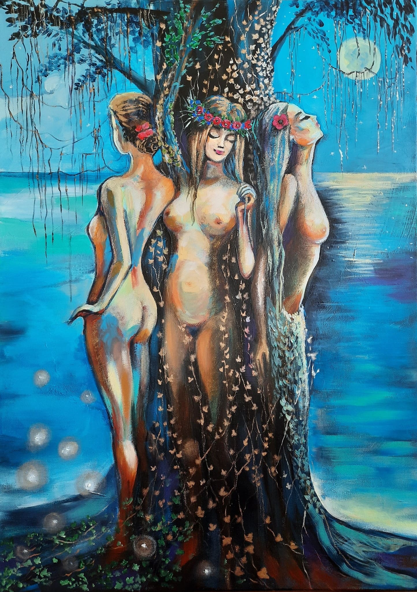 La Forêt enchantée – peinture originale de Svitlana Loguinoff Gryshko représentant trois nymphes surgissant d'un arbre magique au bord de la mer sous la pleine lune, dans un univers féerique et onirique.