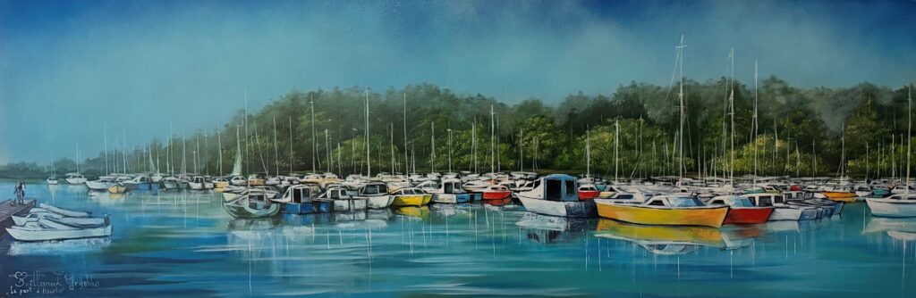 Le Port d'Hourtin – peinture originale de Svitlana Loguinoff Gryshko représentant le port de plaisance d'Hourtin avec ses bateaux, leurs reflets sur l'eau calme et la forêt en arrière-plan.