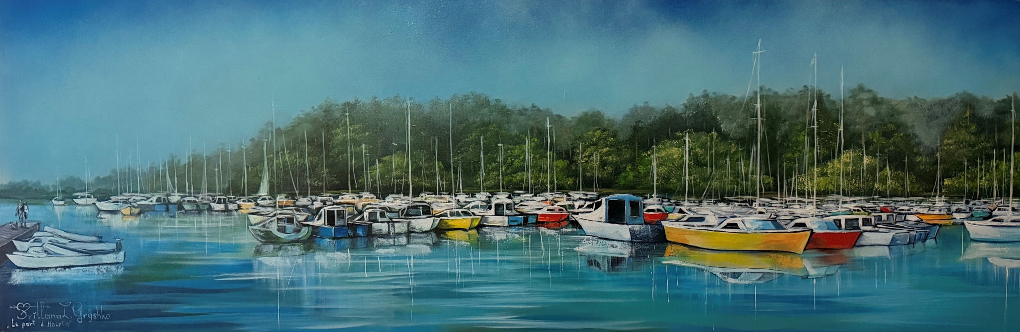 Le Port d'Hourtin – peinture originale de Svitlana Loguinoff Gryshko représentant le port de plaisance d'Hourtin avec ses bateaux, leurs reflets sur l'eau calme et la forêt en arrière-plan.